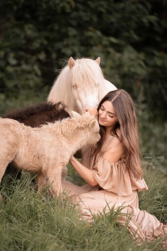 Tabea Jessen Photography | Fohlenliebe | Hundefotograf auf alleFotografen