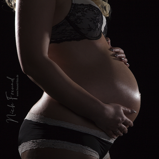 Freund Foto Fotostudio in Fürth | Babybauch Schwangeren Fotografie | Stockfotograf auf alleFotografen