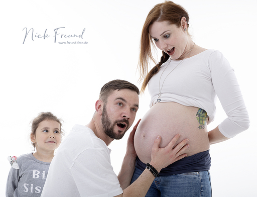 Freund Foto Fotostudio in Fürth | Babybauch Schwangeren Fotografie | Kita- und Schulfotograf auf alleFotografen