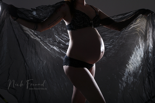 Freund Foto Fotostudio in Fürth | Babybauch Schwangeren Fotografie | Modefotograf auf alleFotografen