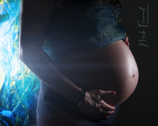 Freund Foto Fotostudio in Fürth | Babybauch Schwangeren Fotografie | Kunstfotograf auf alleFotografen