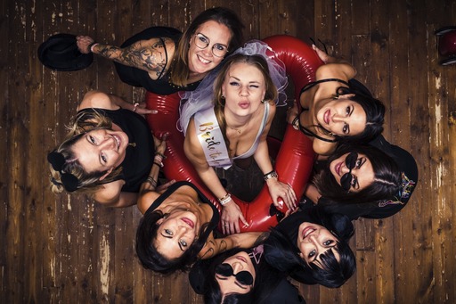 PRESS THE BUTTON Innsbruck | Poltern / JGA | Bewerbungsfotograf auf alleFotografen