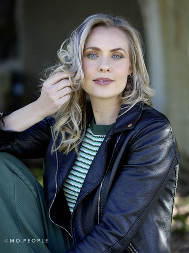 MO Bassa | PORTRAITS | Abiballfotograf auf alleFotografen