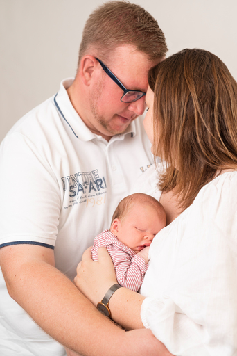 Lena Schöning Fotografie | New Born | Passbildfotograf auf alleFotografen