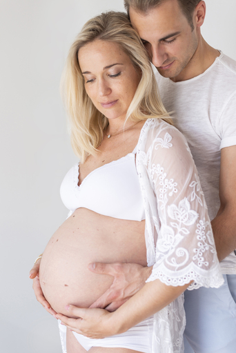 Lena Schöning Fotografie | Babybauch | Hochzeitsfotograf auf alleFotografen