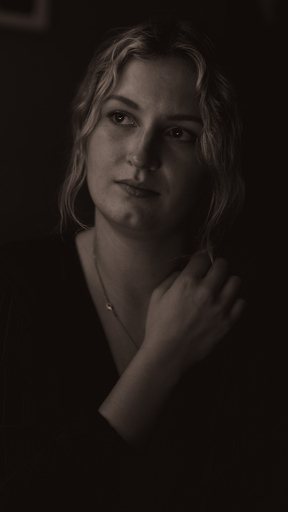 BLACK.ANDWHITE PHOTOGRAPHY | Portrait - Abends in einer Bar | Luftbildfotograf auf alleFotografen