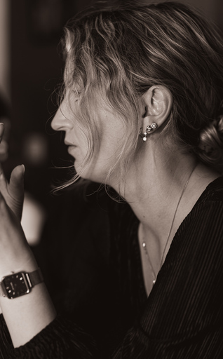 BLACK.ANDWHITE PHOTOGRAPHY | Portrait - Abends in einer Bar | Industriefotograf auf alleFotografen