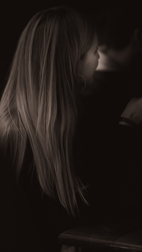 BLACK.ANDWHITE PHOTOGRAPHY | Portrait - Abends in einer Bar | Familienfotograf auf alleFotografen