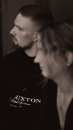 BLACK.ANDWHITE PHOTOGRAPHY | Portrait - Abends in einer Bar | Architekturfotograf auf alleFotografen