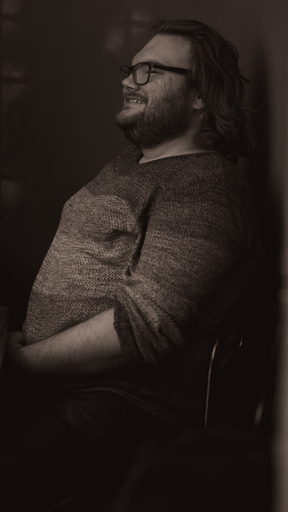 BLACK.ANDWHITE PHOTOGRAPHY | Portrait - Abends in einer Bar | Luftbildfotograf auf alleFotografen