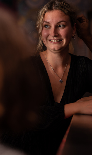 BLACK.ANDWHITE PHOTOGRAPHY | Portrait - Abends in einer Bar | Familienfotograf auf alleFotografen