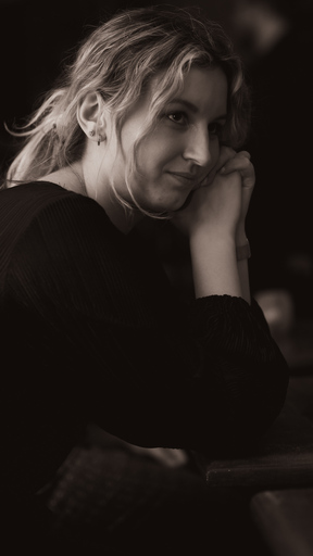 BLACK.ANDWHITE PHOTOGRAPHY | Portrait - Abends in einer Bar | Paarfotograf auf alleFotografen