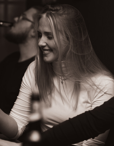 BLACK.ANDWHITE PHOTOGRAPHY | Portrait - Abends in einer Bar | Industriefotograf auf alleFotografen