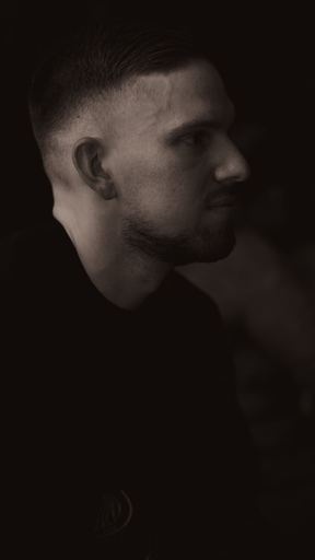 BLACK.ANDWHITE PHOTOGRAPHY | Portrait - Abends in einer Bar | Architekturfotograf auf alleFotografen