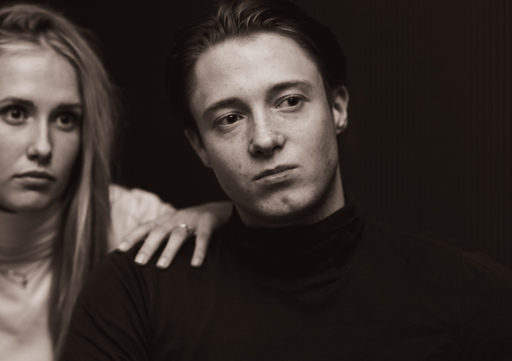 BLACK.ANDWHITE PHOTOGRAPHY | Portrait - Abends in einer Bar | Architekturfotograf auf alleFotografen