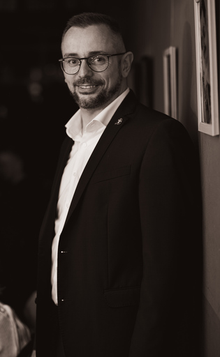 BLACK.ANDWHITE PHOTOGRAPHY | Portrait - Abends in einer Bar | Paarfotograf auf alleFotografen